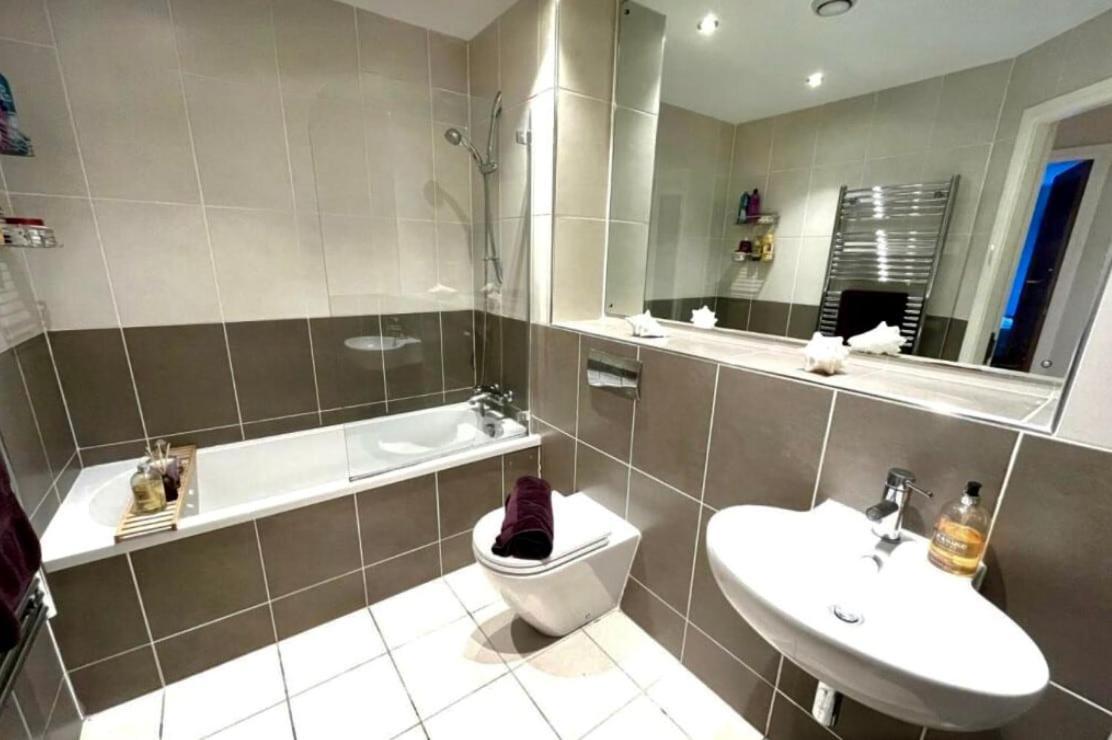 2 Bed, 2 Bath Apartment In Roundhay 利兹 外观 照片