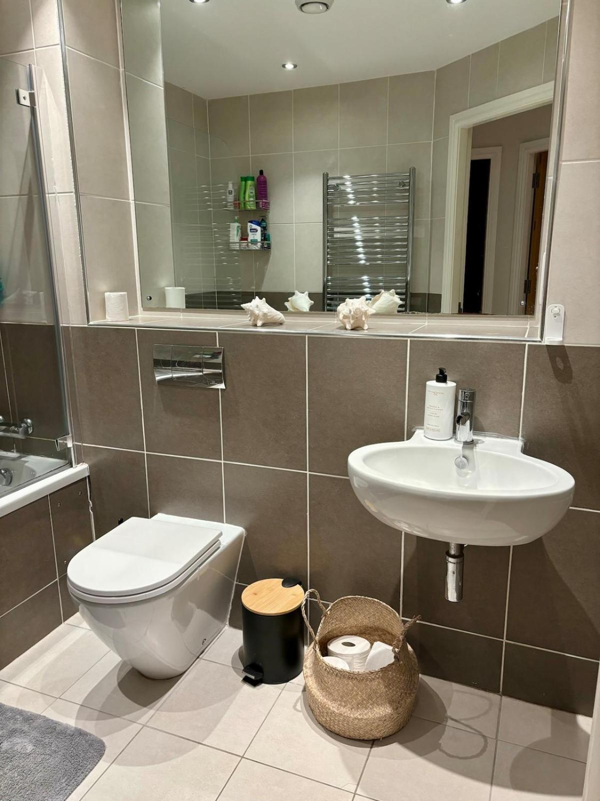2 Bed, 2 Bath Apartment In Roundhay 利兹 外观 照片